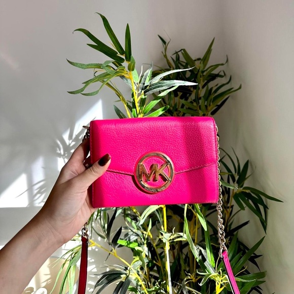 Michael Kors / Hudson Leather Large Phone Crossbody in Fuschia pink